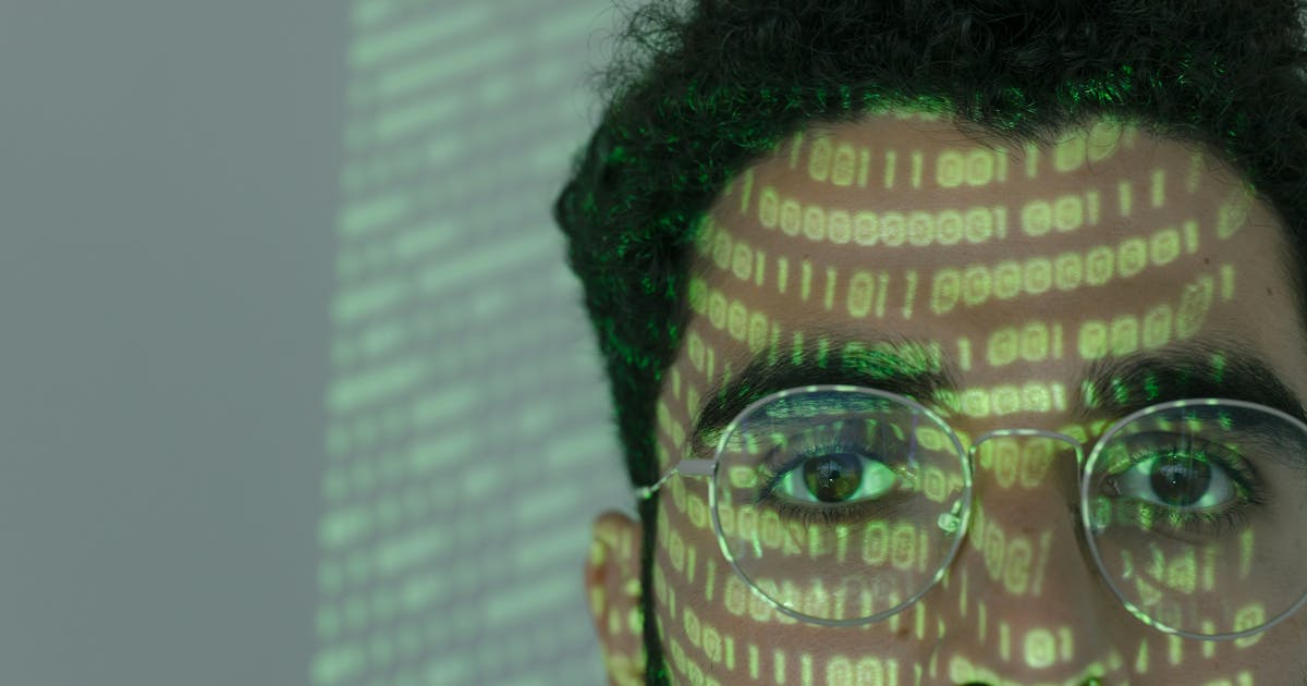 Serveurs de datacenter illuminés de vert, symbolisant une approche d'optimisation énergétique et de réduction de l'empreinte carbone numérique.